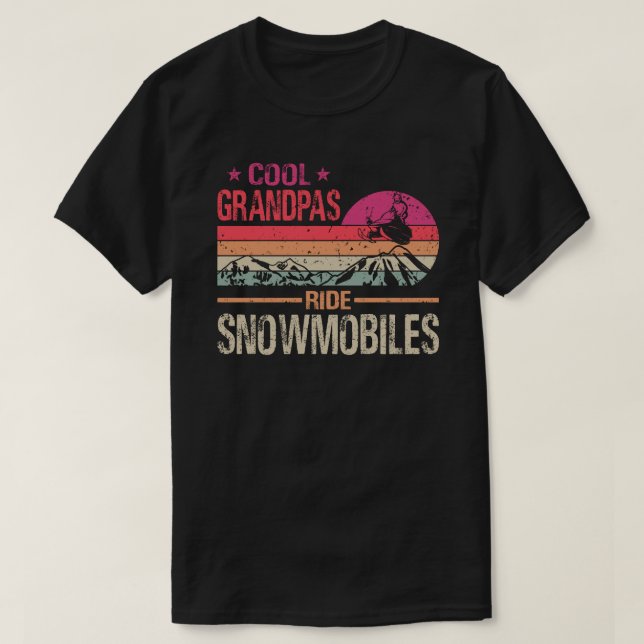 Camiseta Guay Grandpas viajan en moto de nieve - Snowmobile (Diseño del anverso)