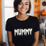 Camiseta Guay: Mummy Drippy Script Funny Mamá halloween<br><div class="desc">¡Acepta a tu mamá fresca! 🎃 Personalizar esta diversión de Halloween tee con tu propio giro. ¡Prepárate para un estilo espeluznante! 👻 #CoolMummyTee #HalloweenFun #MomsCostume</div>