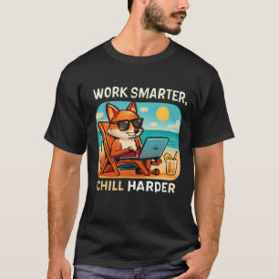 Camiseta Guay Smart Fox en la playa con portátil