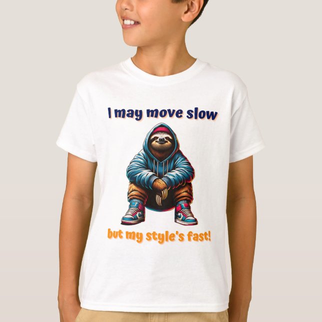 Camiseta Guay Urban Sloth en las zapatillas y la casa (Anverso)