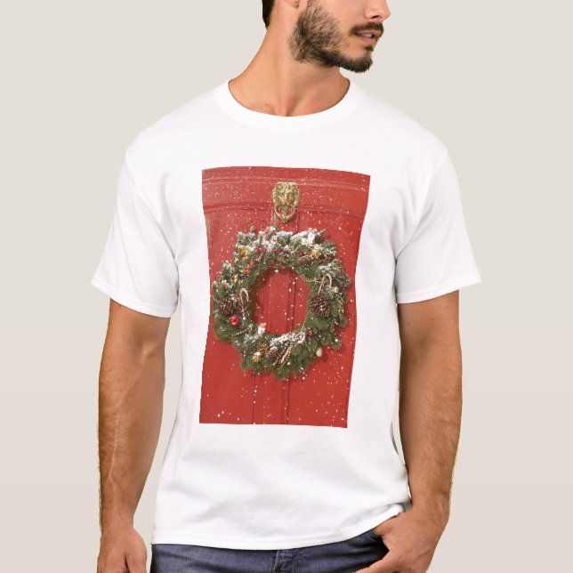 Camiseta Guirnalda del navidad que cuelga en una puerta (Anverso)