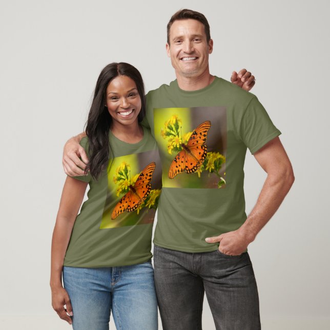 Camiseta Gulf Fritillary aka Passion Butterfly on Goldenrod (Unisexo)