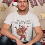 Camiseta Gun Lover Santa Deck los salones tiroteando<br><div class="desc">Este diseño puede ser personalizado en el área proporcionada cambiando la foto y/o el texto. O puede personalizarse haciendo clic en Personalizar esta plantilla y, a continuación, eligiendo la opción de hacer clic en el personalizar y eliminando o cambiando el color del fondo, agregando texto, cambiando el color o estilo...</div>