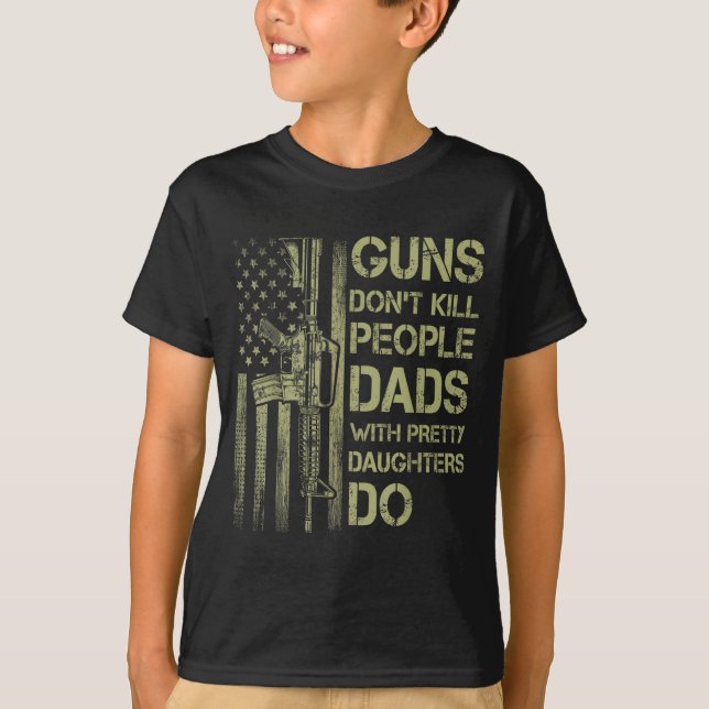 Camiseta Guns Don't Kill People Dads With Pretty Daughters  (Anverso)