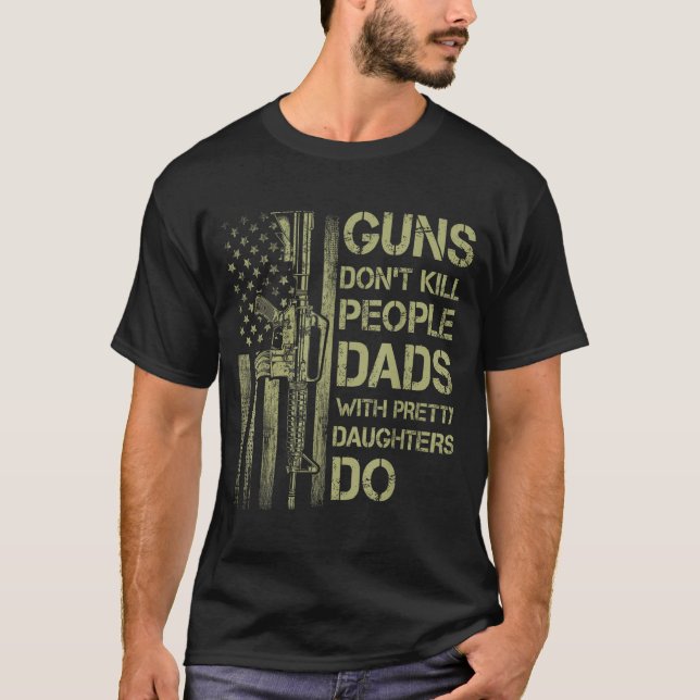 Camiseta Guns Don't Kill People Dads With Pretty Daughters  (Anverso)