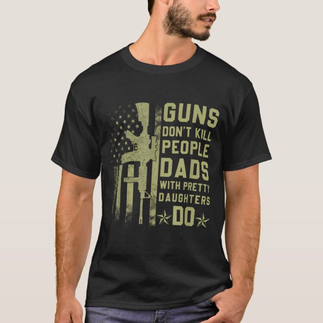 Camiseta Guns Don't Kill People Dads With Pretty Daughters  (Anverso)
