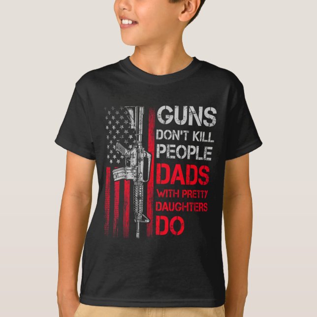 Camiseta Guns Don't Kill People Dads With Pretty Daughters  (Anverso)