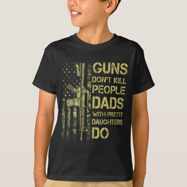 Camiseta Guns Don't Kill People Dads With Pretty Daughters  (Anverso)