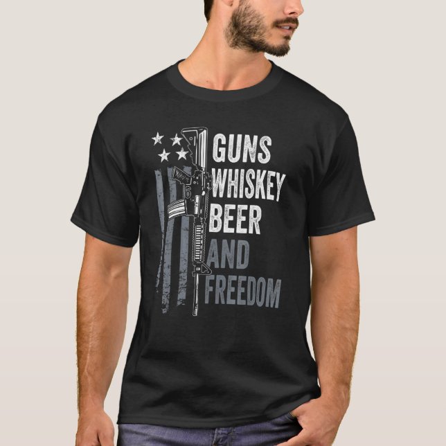 Camiseta Guns Whisky Beer And Freedom - Beber AR15 Gun O (Anverso)
