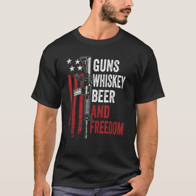Camiseta Guns Whisky Beer Y Freedom Drinking Ar15 Gun (Anverso)