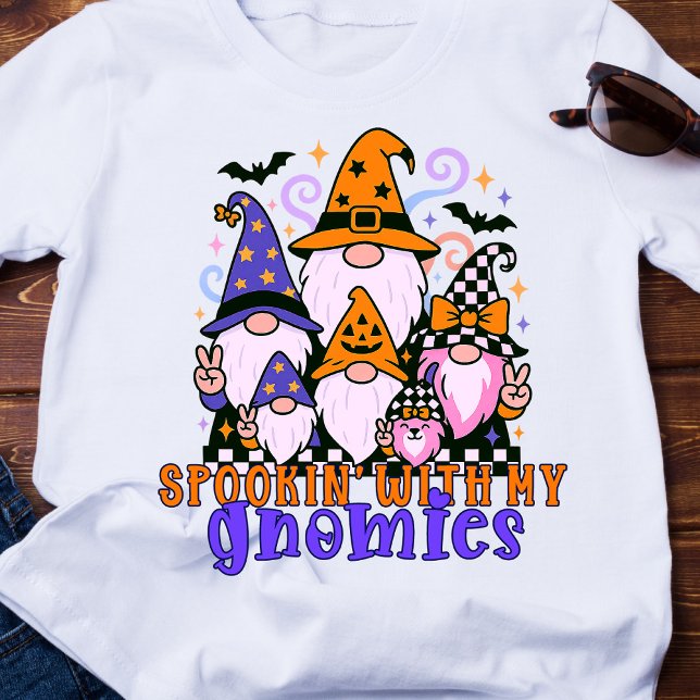 Camiseta Hablando con mis genomas: Amigos retro de Hallowee (Get festive with spookin' with my gnomies — a Halloween friends design full of humor and charm.)