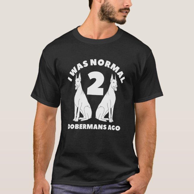 Camiseta Hace 2 Dobermans Era Normal Doberman (Anverso)