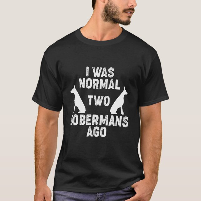Camiseta Hace 2 Dobermans Era Normal Perro  2 (Anverso)