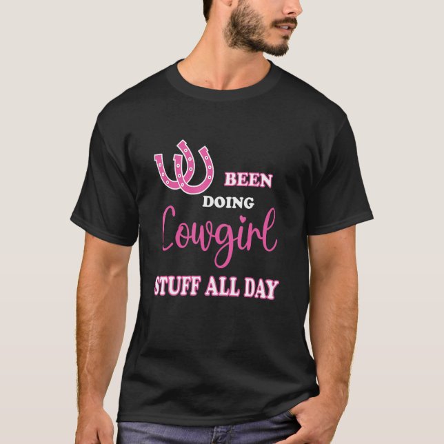 Camiseta Hace Cowgirl Studs Todo El Día (Anverso)