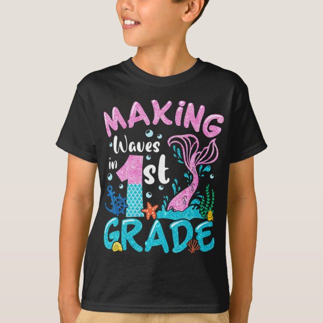 Camiseta Hacer Ondas En Sirenita De Primer Grado De Vuelta  (Anverso)