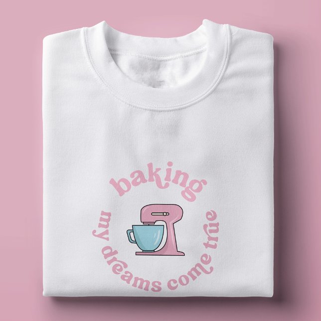 Camiseta Hacer Que Mis Sueños Se Vuelvan Verdaderos Fundado (Cute girly pink cake baker t-shirt design in pink and white with retro fonts and mixer illustration)