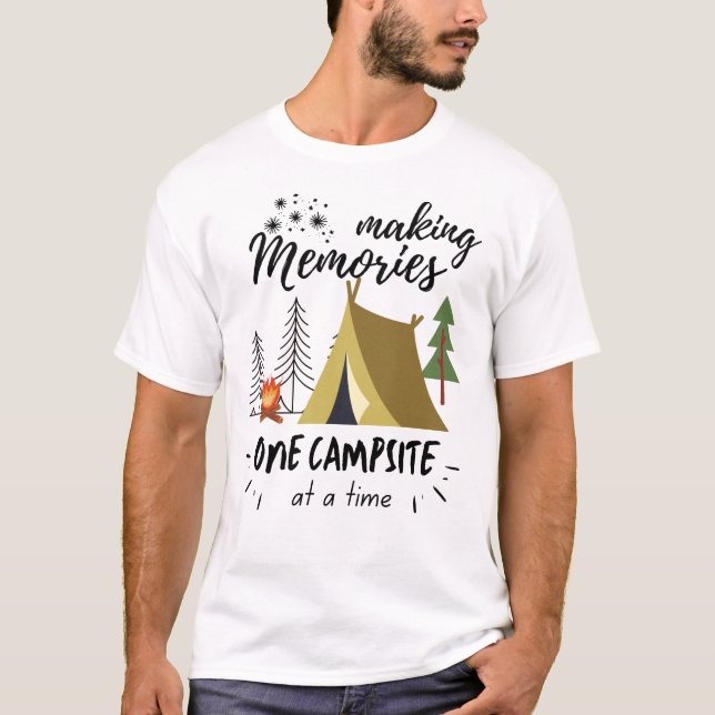 Camiseta Hacer Recuerdos Un Campamento A La Vez Caminando (Anverso)