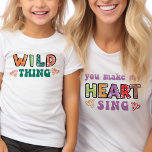 Camiseta Haces que mi corazón cante groovy coincida con alg<br><div class="desc">"haz que mi corazón cante" camiseta con versiones de niños "salvajes" disponibles. Este colorido diseño de tipografía presenta letras retro curvadas modernas e impresiones esbozadas en colores brillantes, decoradas con corazones de amor. Cita divertida, dividida entre la ropa de madre e hijo que también funciona bien individualmente. Perfecto para la...</div>