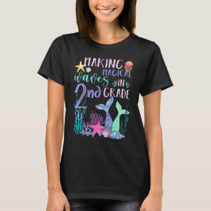 Camiseta Haciendo olas mágicas en 2do grado sirena de vuelt