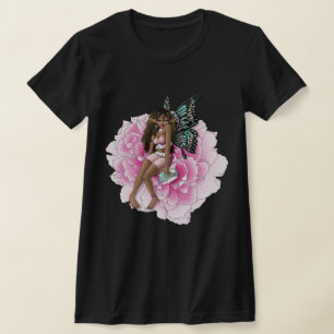 Camiseta Hada afroamericana en la flor rosa