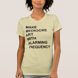 Camiseta Haga el arte mediocre con frecuencia alarmante