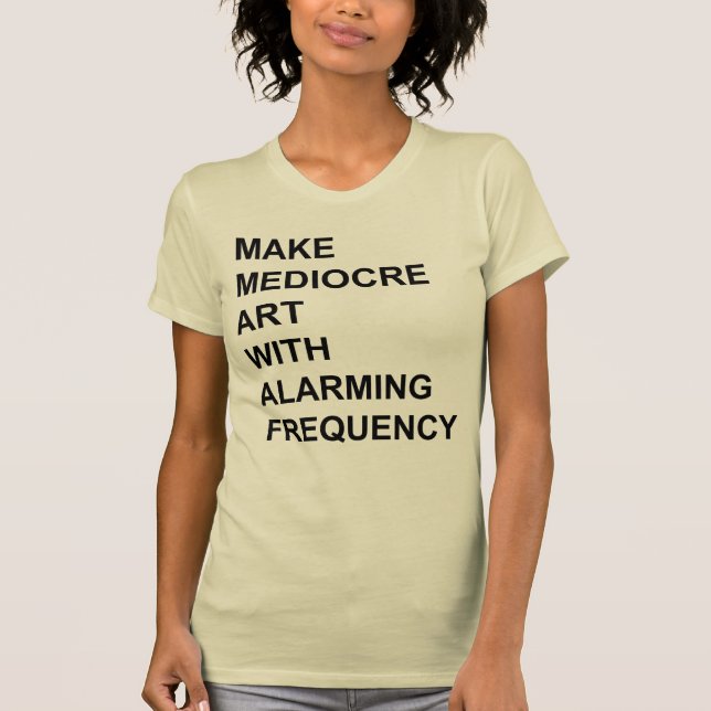 Camiseta Haga el arte mediocre con frecuencia alarmante (Anverso)