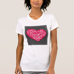 Camiseta Haga todas las cosas con rojo del amor