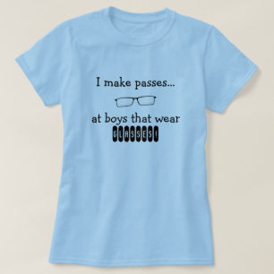 Camiseta Hago pasos en los muchachos que llevan los vidrios