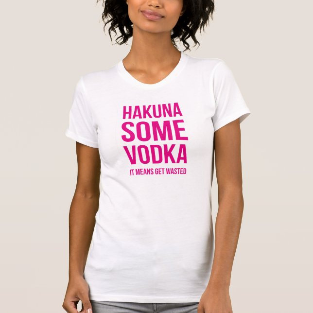 Camiseta Hakuna que pone letras rosado un poco de vodka (Anverso)