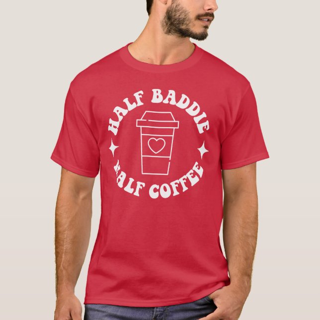 Camiseta Half Baddie Half Coffee Retro Groovy Coffee retro (Anverso)