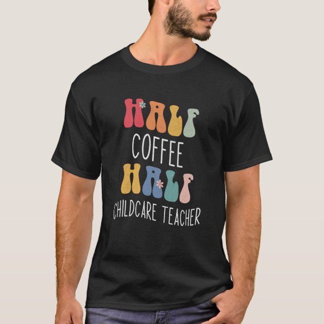 Camiseta Half Coffee Half Childcare Teacher Groovy Inspirat (Anverso)