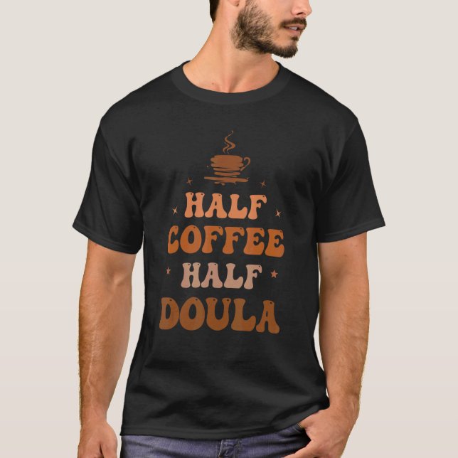 Camiseta Half Coffee Half Doula Groovy Coffee Doula Life Ap (Anverso)