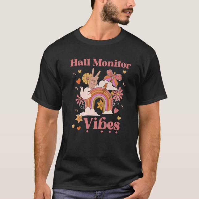 Camiseta Hall Monitor Vibes School Groovy Retro Boho Rainbo (Anverso)