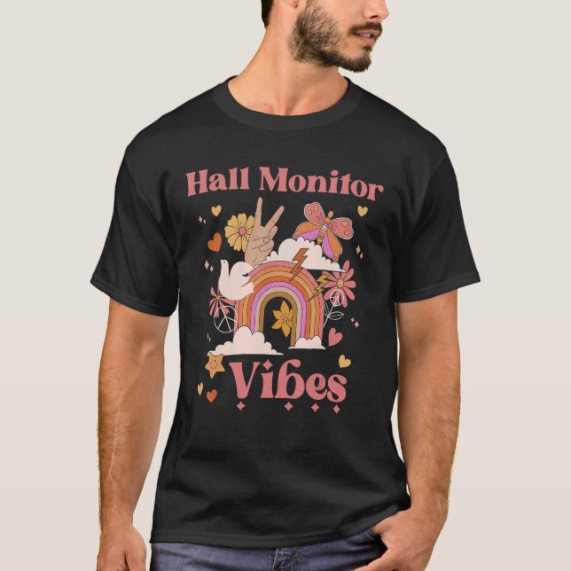 Camiseta Hall Monitor Vibes School Groovy Retro Boho Rainbo (Anverso)