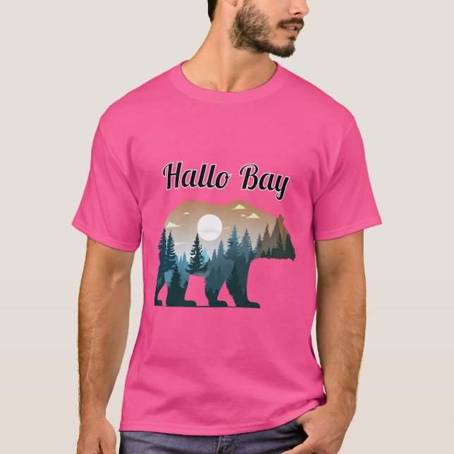 Camiseta Hallo Bay Bear Silhouette with Forest Landscape in (Anverso)
