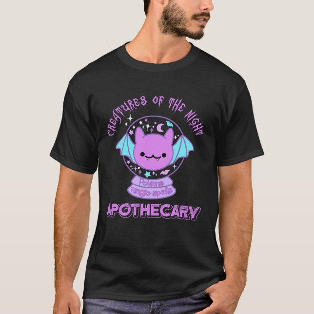 Camiseta Halloween Apothecary Pastel Goth Crystal Ball Bat  (Anverso)