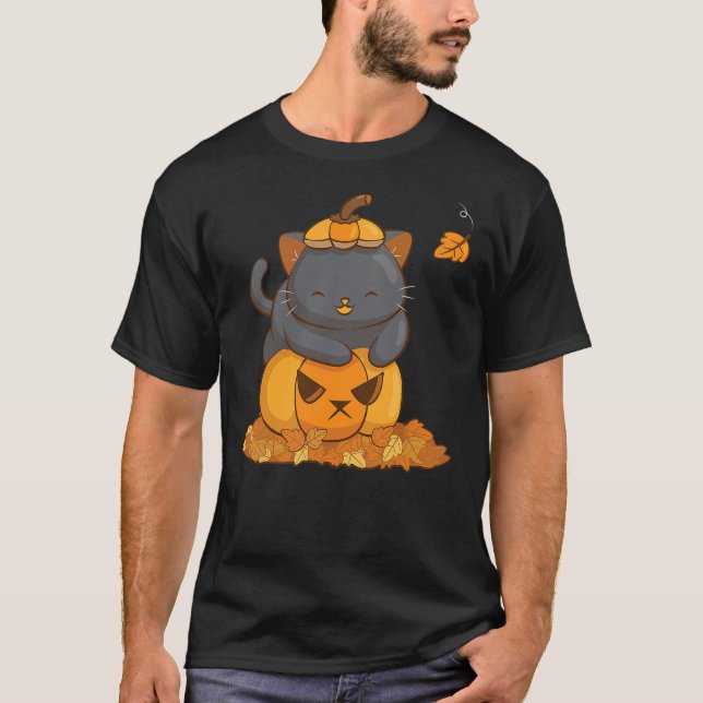 Camiseta Halloween Black Cat on Pumpkin with Autumn Leaves  (Anverso)