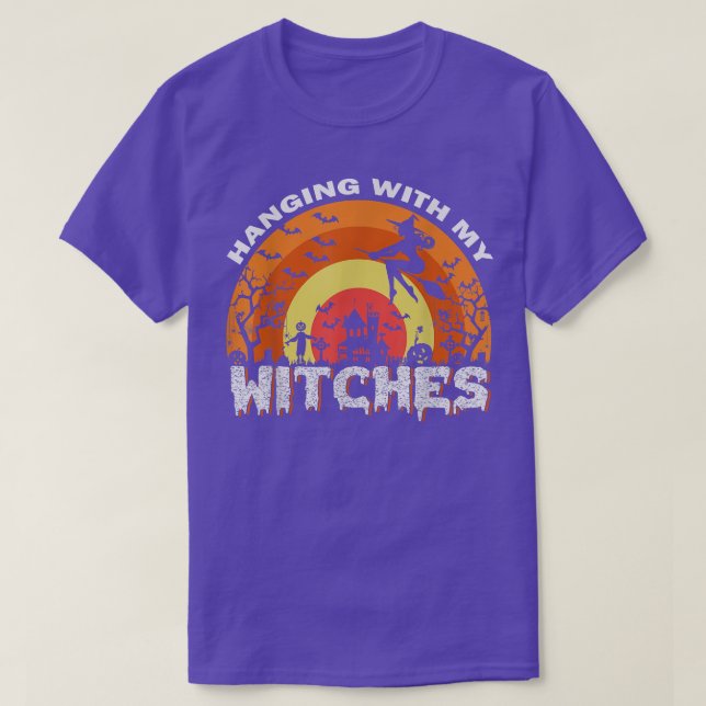 Camiseta Halloween Bruja Graciosa Colgando Con Mis Testigos (Diseño del anverso)