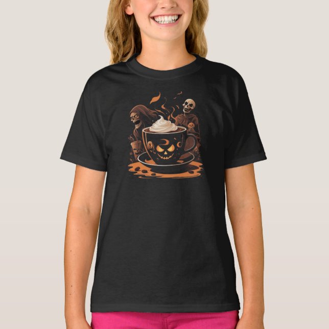 Camiseta Halloween Coffee Art – Spooky Latte with Skeletons (Anverso)