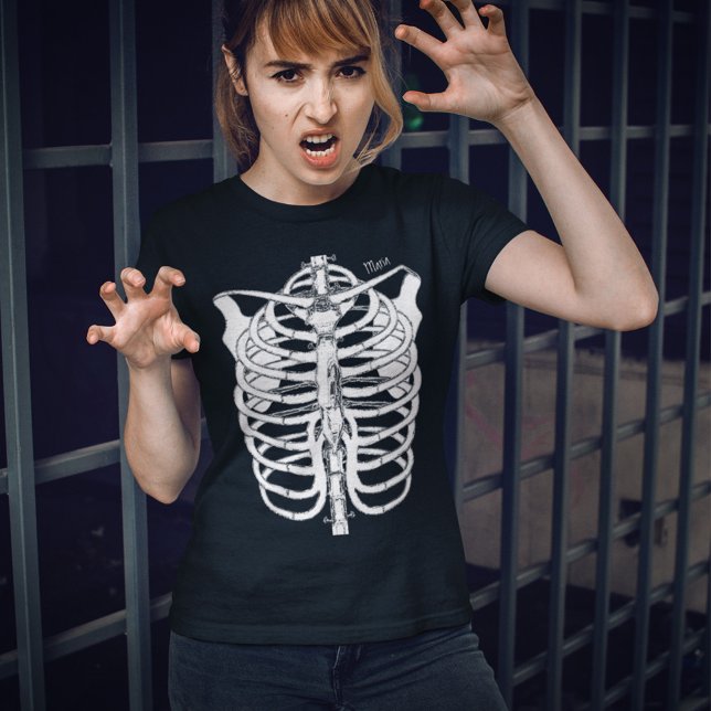Camiseta Halloween con escaramuzas en blanco y negro (Halloween Black and white skeleton t shirt. )
