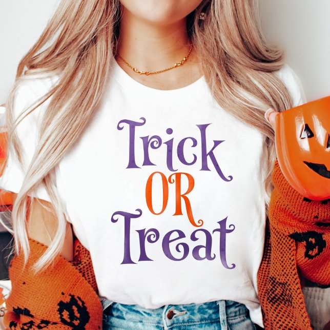 Camiseta Halloween con estilo Trick o Trel Morado y Naranja (Stylish Trick or Treat Purple and Orange Halloween T-Shirt)