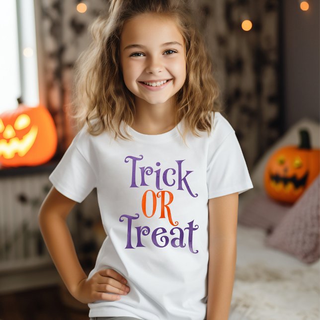 Camiseta Halloween de moda o truco morado y Naranja (Trendy Trick or Treat Purple and Orange Halloween T-Shirt)