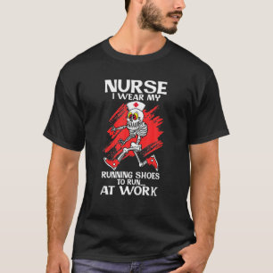 Camiseta Halloween - Enfermera Usa zapatos de correr