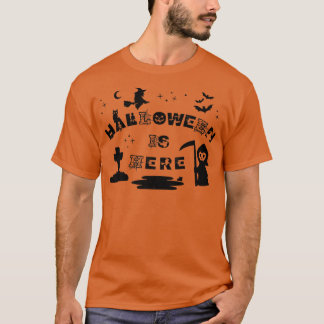 Camiseta Halloween Está Aquí Typography Ghoul Witch Grave C