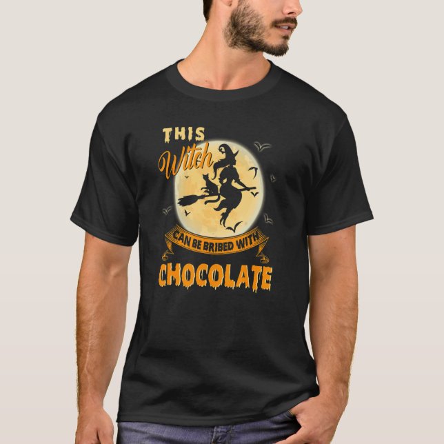 Camiseta Halloween Esta Bruja Puede Ser Sobornada Con Choco (Anverso)