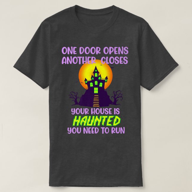 Camiseta Halloween haunted run doors open closes scary hous (Diseño del anverso)