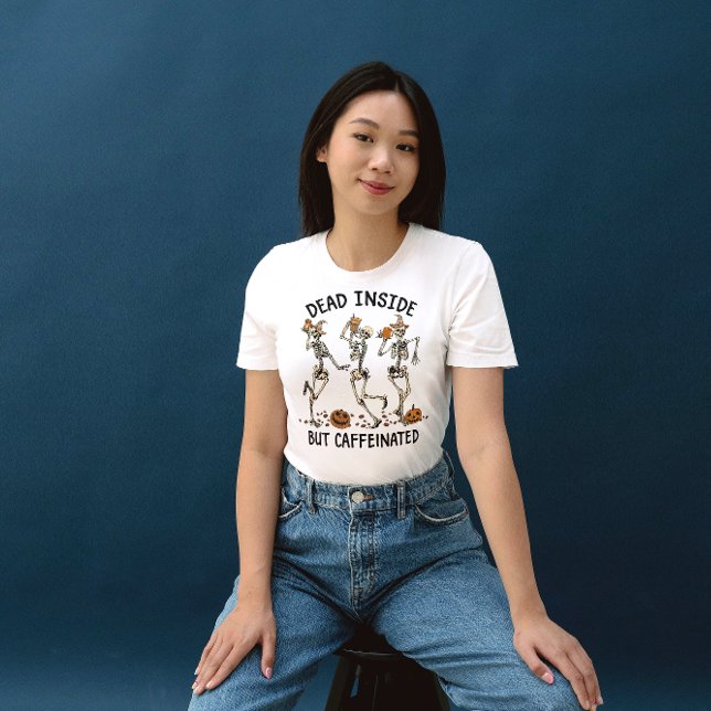 CAMISETA HALLOWEEN MUERTO DENTRO PERO CAFFEINADO ESQUELETOS (Subido por el creador)