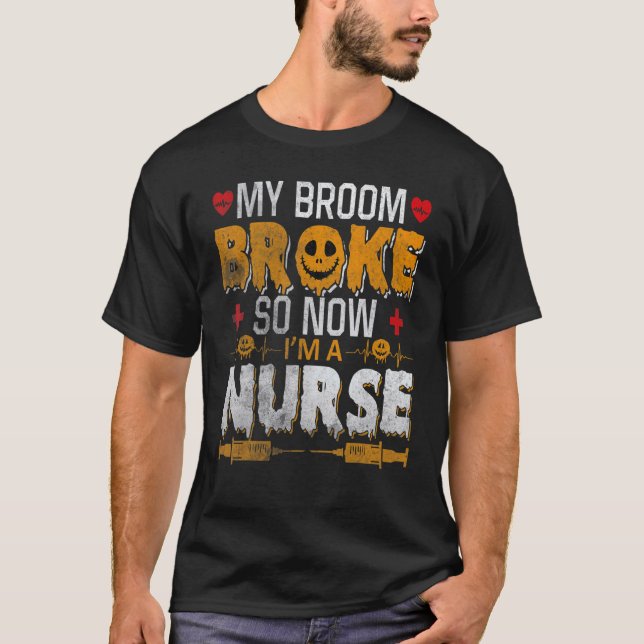 Camiseta Halloween Nurse Witch Fun My Broom Broke So Now I  (Anverso)