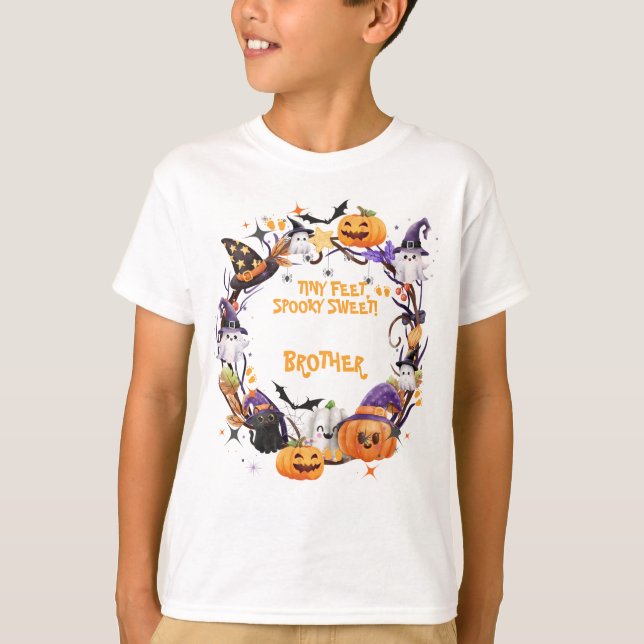 Camiseta Halloween Pies Pequeños, Sombrío Baby Shower BRO (Anverso)
