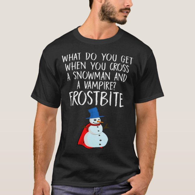 Camiseta Halloween Pun Cross A Snowman and A Vampire Frostb (Anverso)
